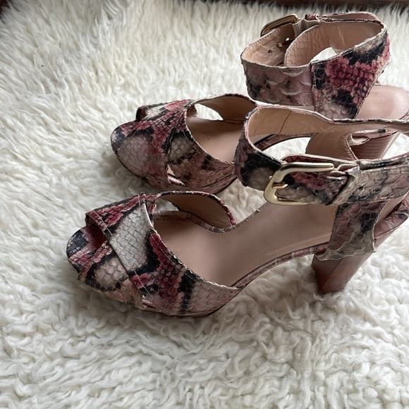 Stuart Weitzman Soliesse Snakeskin Sandal Platforms. Used in good condition.Sz 9 - Picture 2 of 10